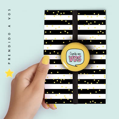 Tarjeta de 15 años tipo tríptico a rayas blanco y negro, cierra con elástico y pin de regalo, interior con frases emotivas en colores negro amarillo y rosado.